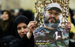 Manifestante con la foto del asesinado comandante Imad Mughniyeh (2009)