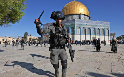 Un miembro de las fuerzas de seguridad del régimen israelí ataca a los fieles en la mezquita de la Cúpula de la Roca en el complejo de al-Aqsa de Jerusalén | Abril 15, 2022 (Foto: AFP) Un miembro de las fuerzas de seguridad del régimen israelí ataca a los fieles en la mezquita de la Cúpula de la Roca en el complejo de al-Aqsa de Jerusalén | Abril 15, 2022 (Foto: AFP)