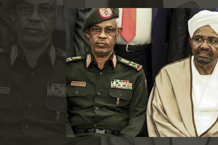 El ahora ex presidente de Sudán, Omar el-Bechir (derecha), y el Gral. Ahmed Awad ‎Ibn Auf, durante una ceremonia oficial.‎