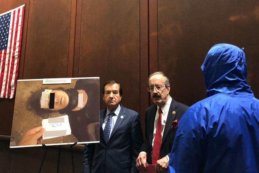 "César" en el Congreso de EEUU, con el ex congresista Eliot Engel, para impulsar sanciones paralizantes contra Siria (Foto: Twitter de Mouaz Moustafa)