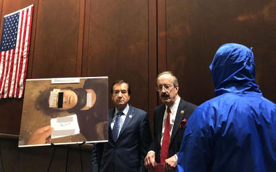 "César" en el Congreso de EEUU, con el ex congresista Eliot Engel, para impulsar sanciones paralizantes contra Siria (Foto: Twitter de Mouaz Moustafa) "César" en el Congreso de EEUU, con el ex congresista Eliot Engel, para impulsar sanciones paralizantes contra Siria (Foto: Twitter de Mouaz Moustafa)
