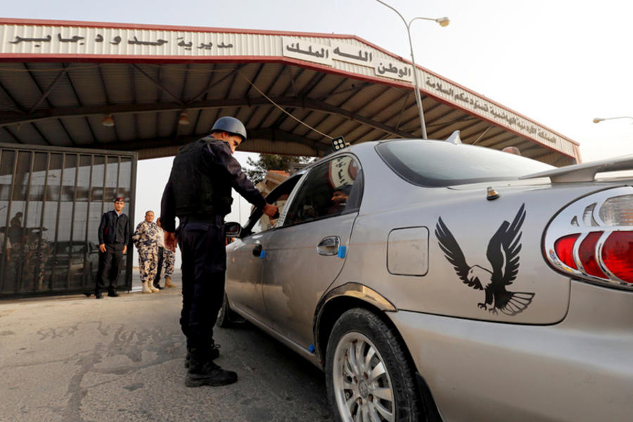 Policía jordano revisa un automóvil en el puesto de control del cruce fronterizo de Jaber en Jordania, cerca del puesto de control de Nasib en Siria. (Foto Muhammad Hamed / Reuters)