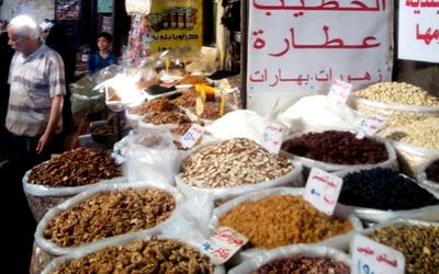 La pacificación de buena parte del país ha estabilizado los precios y el abastecimiento de los mercados, como este en Damasco (Foto: Pablo Sapag M.) La pacificación de buena parte del país ha estabilizado los precios y el abastecimiento de los mercados, como este en Damasco (Foto: Pablo Sapag M.)