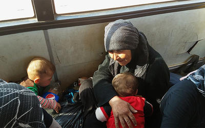 Anciana desplazada de Rukban entrevistada durante su evacuación hacia la provincia de Homs, Siria | Junio 19, 2019 (Foto Eva Bartlett) Anciana desplazada de Rukban entrevistada durante su evacuación hacia la provincia de Homs, Siria | Junio 19, 2019 (Foto Eva Bartlett)