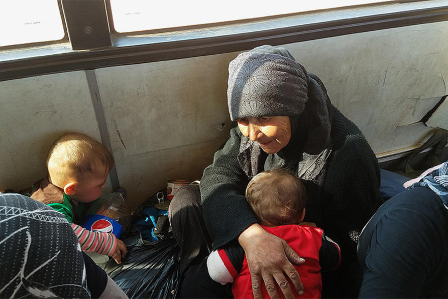 Anciana desplazada de Rukban entrevistada durante su evacuación hacia la provincia de Homs, Siria | Junio 19, 2019 (Foto Eva Bartlett)