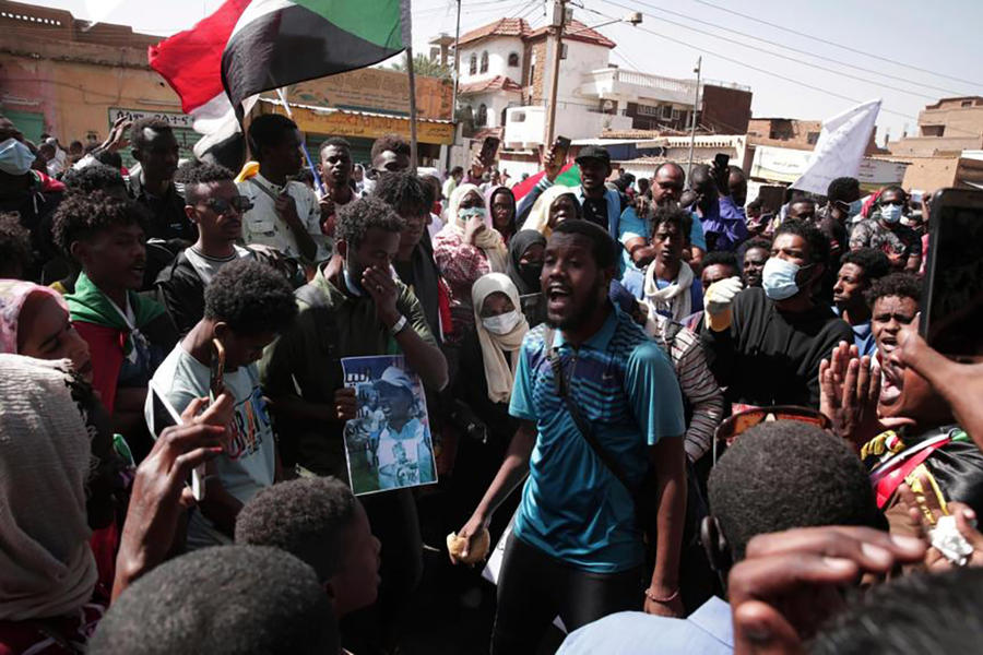 Protesta en Jartum, Sudán, el lunes 17 de enero de 2022. Miles de personas salieron a las calles el lunes para protestar contra el golpe de Estado del 25 de octubre de 2021 que ha sumido al país en un punto muerto (Foto AP/Marwan Ali)