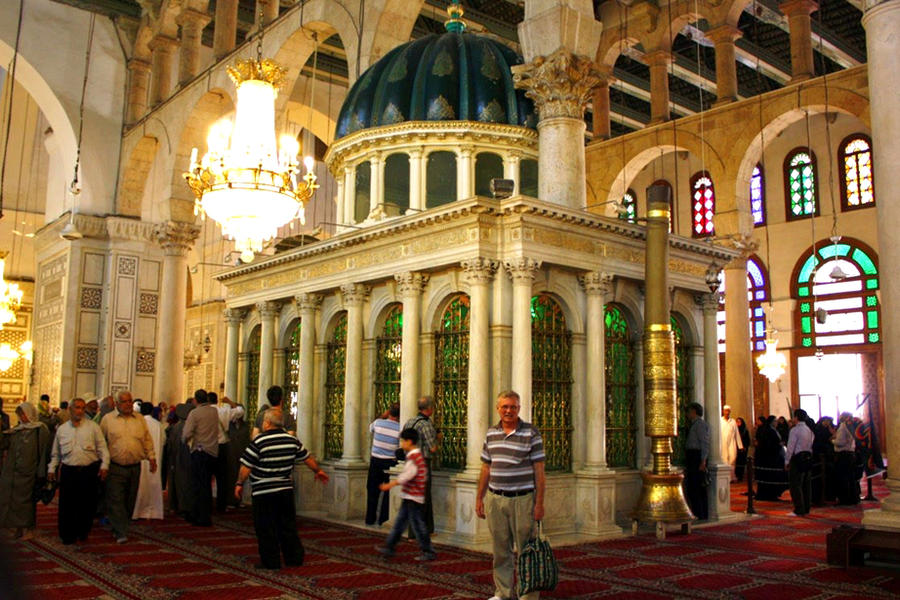 En Damasco, el mausoleo de San Juan Bautista, en la Gran Mezquita de los Omeyas, es un sitio ‎de peregrinaje y recogimiento para musulmanes, judíos y cristianos