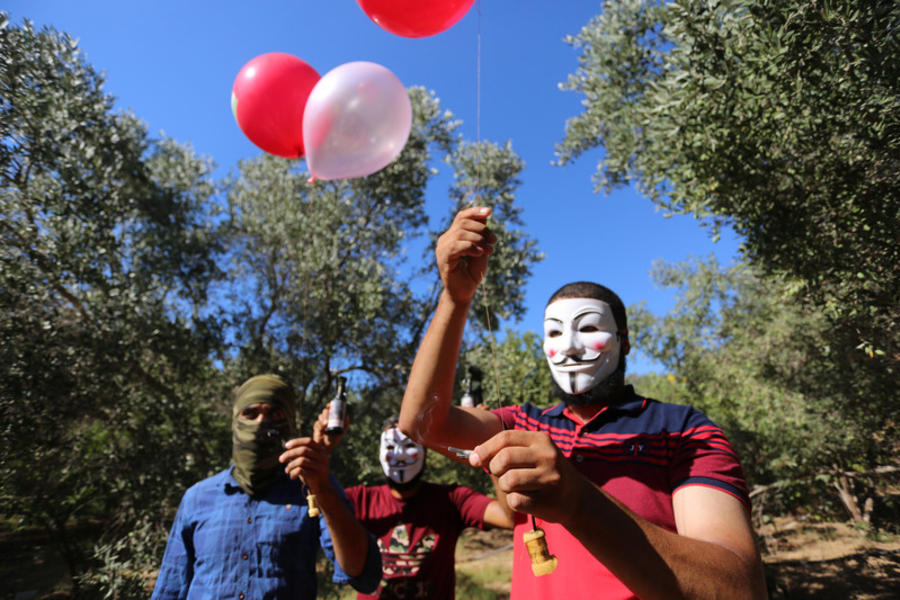 Los globos incendiarios no son mortales como lo es el arsenal de Israel (Foto: Ashraf Amra / APA Images)