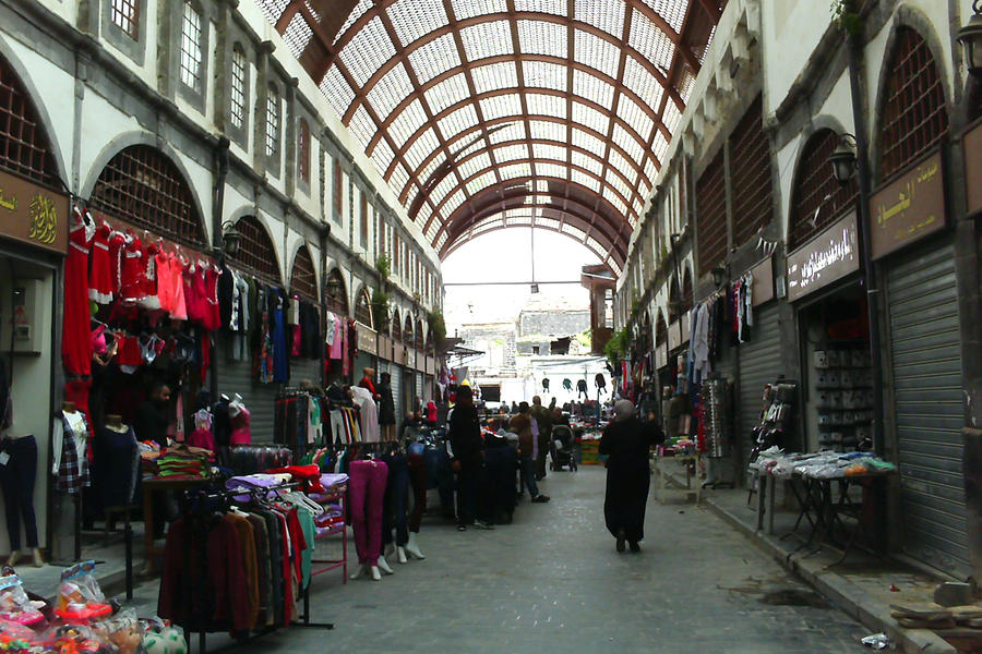 En Siria cada día reabren más tiendas, como estas del mercado antiguo de Homs (Foto: Pablo Sapag M.)
