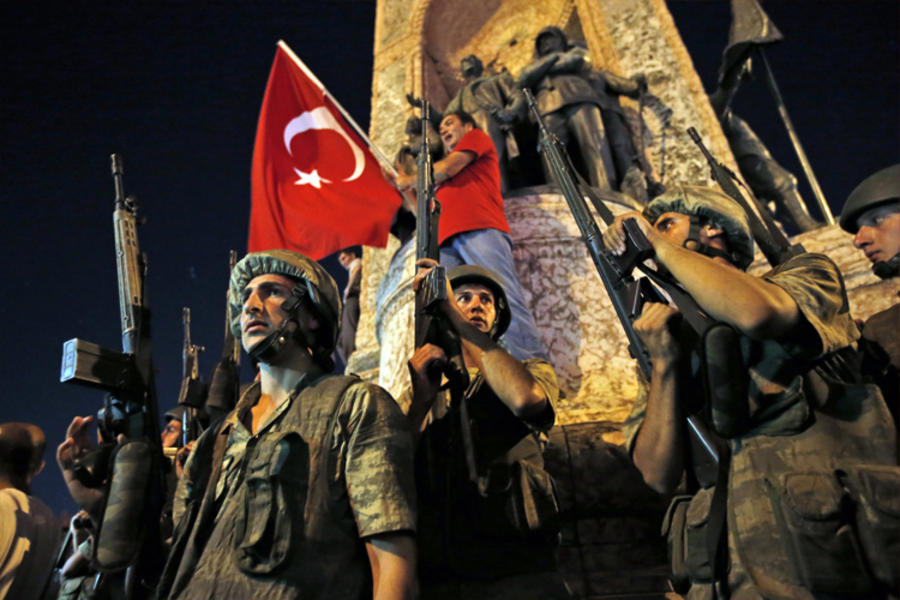 Soldados en Plaza Taksim en Estambul mientras los manifestantes protestaban contra el golpe (Emrah Gurel / Associated Press).