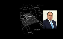 Centro: mapa del proyecto sionista del "Gran Israel" del Éufrates al Nilo | Der.: Majdi Khaldi, Asesor del presidente palestino