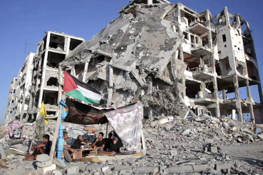Foto de supervivientes palestinos a los bombardeos ordenados por Israel en Gaza en el 2014, extraída de nota de prensa de France24 titulala «Des responsables israéliens bientot devant la CPI. Une décision pas que symbolique», edición del 9/02/2021.
