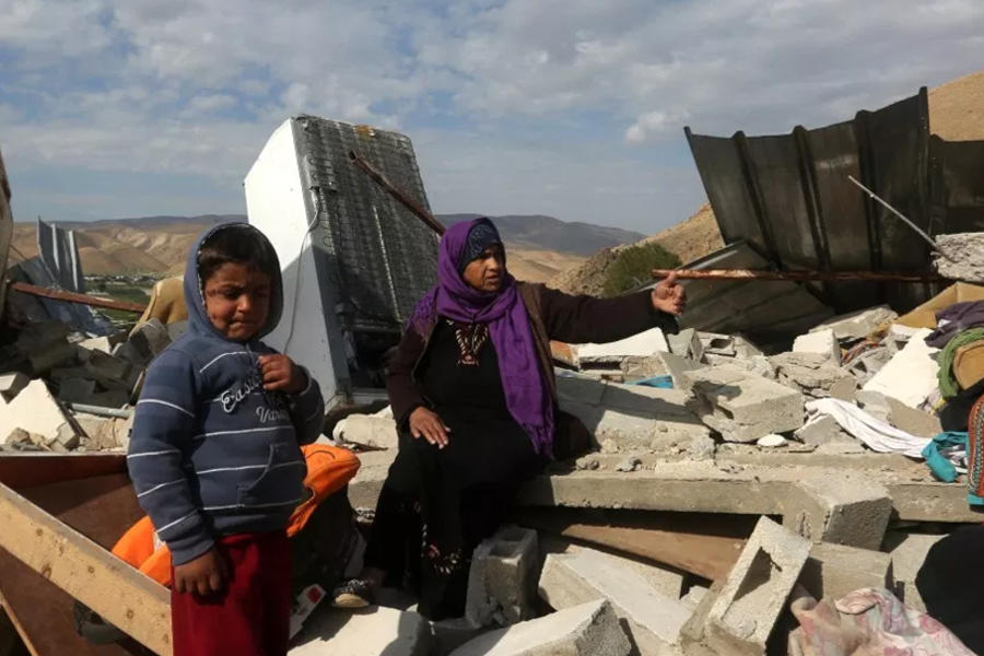 Los palestinos revisan los escombros de su casa después de que fue demolida por el régimen israelí el 10/2/2016 en la aldea de Jeftlek en Cisjordania, en el valle del Jordán cerca de Jericó (Foto: Jaafar Ashtiyeh / AFP)