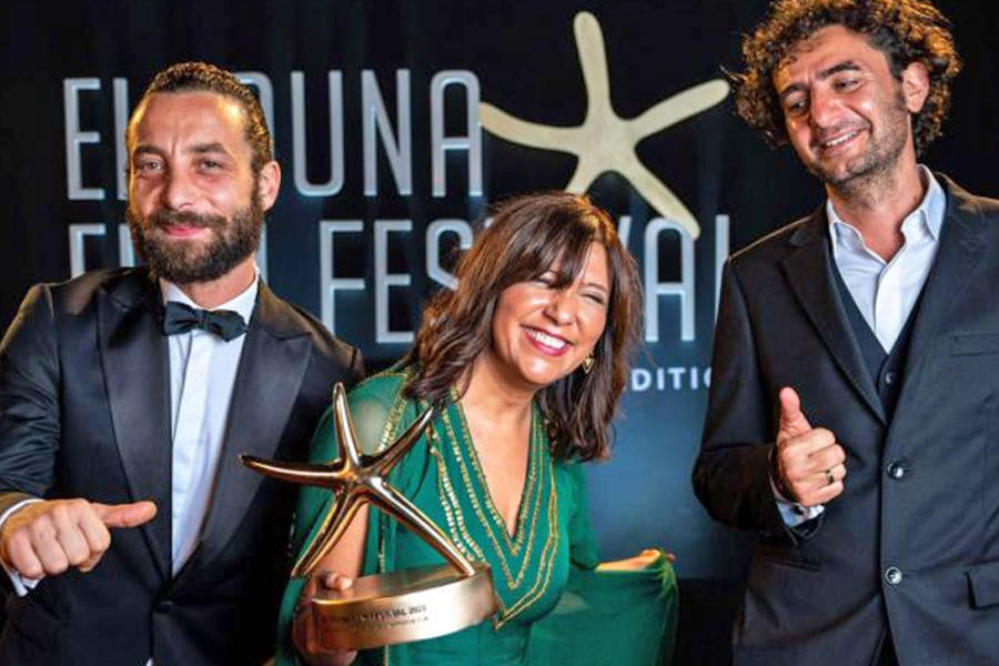 (De izquierda a derecha) Yahya Mahayni, Kaouther Ben Hania y Nadim Cheikhrouha con el premio a la “Mejor narrativa árabe” en la clausura del Festival de Cine de Gouna, el 30 de octubre. AFP.