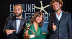 (De izquierda a derecha) Yahya Mahayni, Kaouther Ben Hania y Nadim Cheikhrouha con el premio a la “Mejor narrativa árabe” en la clausura del Festival de Cine de Gouna, el 30 de octubre. AFP.