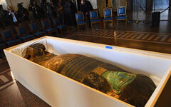 Egipto recupera el sarcófago verde, uno de los mayores tesoros faraónicos robados