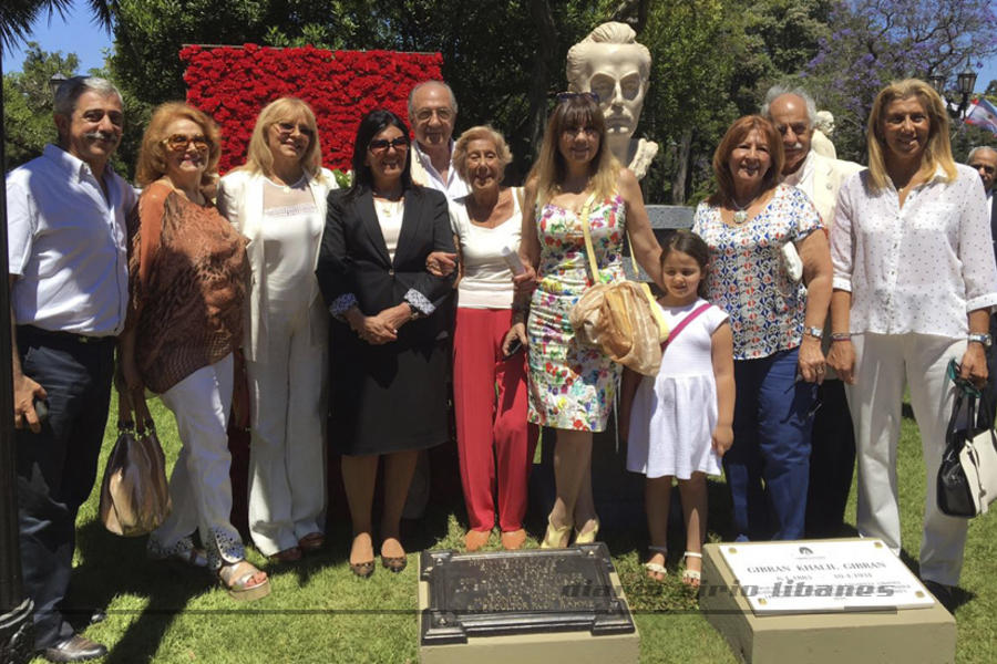 Autoridades del Club Sirio Libanés de Bs. As., encabezadas por su presidente, Adib Attie, junto a la Lic. Alicia Daher, frente al busto y placas homenaje a Gibrán Khalil Gibrán.