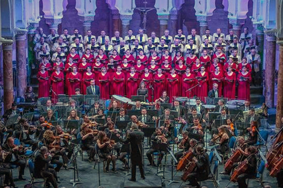 El coro de la Universidad Antonine y el coro de la Universidad de Notre Dame durante un concierto con la Orquesta Filarmónica Libanesa en la Iglesia de San Jospeh. (Fotos: Festival Internacional de Baalbeck)