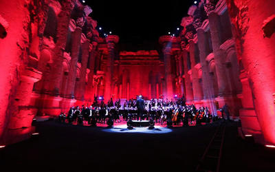 Músicos de la Orquesta Filarmónica Libanesa se presentan durante el concierto en la antigua ciudad de Baalbek, Líbano. Foto AP Músicos de la Orquesta Filarmónica Libanesa se presentan durante el concierto en la antigua ciudad de Baalbek, Líbano. Foto AP