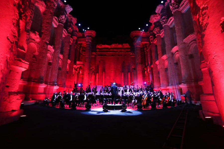 Músicos de la Orquesta Filarmónica Libanesa se presentan durante el concierto en la antigua ciudad de Baalbek, Líbano. Foto AP