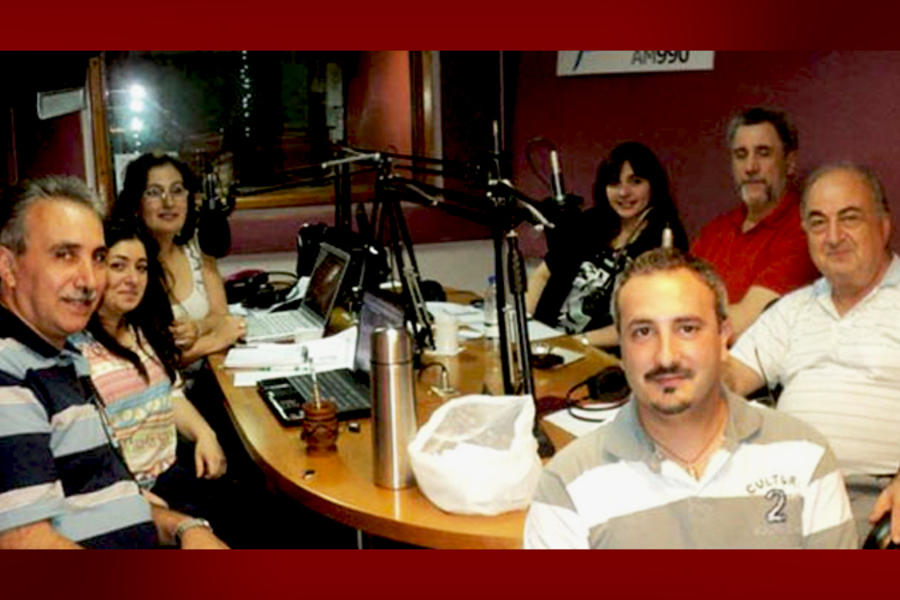 Equipo de Orígenes en el estudio de AM 990, Radio Splendid.