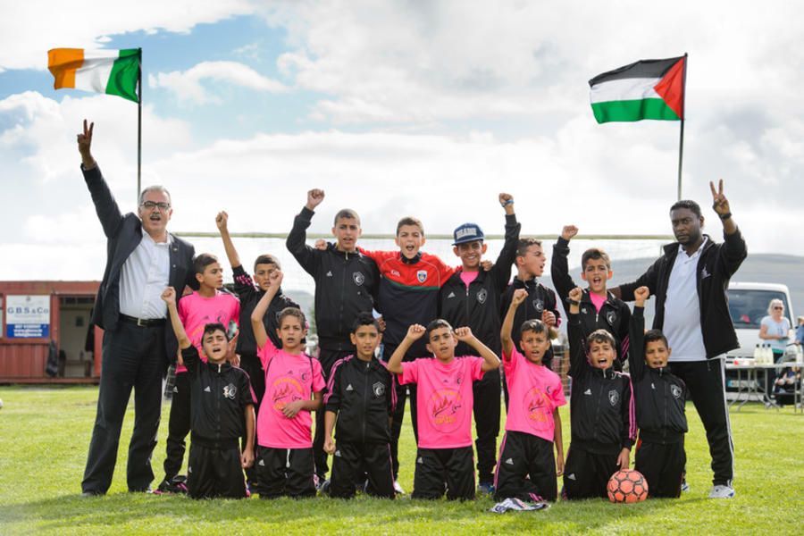 Los niños del Club de fútbol Al Helal de Gaza, se encuentran de gira en Irlanda posan frente a las banderas de Irlanda y Palestina ( Foto John Kelly )