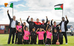 Los niños del Club de fútbol Al Helal de Gaza, se encuentran de gira en Irlanda posan frente a las banderas de Irlanda y Palestina ( Foto John Kelly )