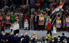 El atleta sirio, Majed Ghazal desfila con la bandera de su país en la inauguración de los Juegos Olímpicos de Rio de Janeiro. 