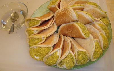 Tortillas libanesas rellenas de ricota y miel (qataif) Tortillas libanesas rellenas de ricota y miel (qataif)