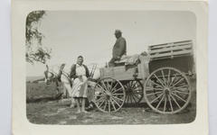 Ellen Pritchard con Don Salomon (mercachifle). Provincia de Chubut, Noviembre de 1942.
