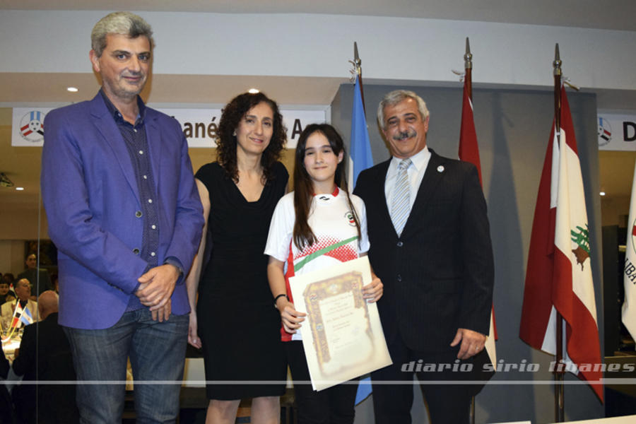 Samira recibe su diploma junto al Presidente del Club Sirio Libanés de Pergamino, Fabián Bach.