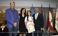 Samira recibe su diploma junto al Presidente del Club Sirio Libanés de Pergamino, Fabián Bach.