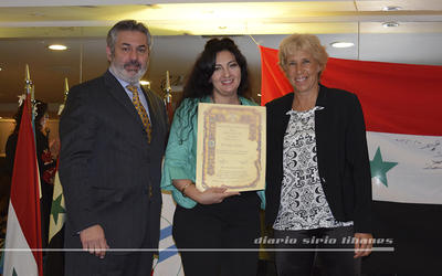 La Dra. Andrea Mustafa recibe su distinción en Ciencia y Técnica, de manos de Roberto Saba y Adriana De Bas (CSLBA) La Dra. Andrea Mustafa recibe su distinción en Ciencia y Técnica, de manos de Roberto Saba y Adriana De Bas (CSLBA)