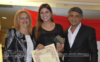 Teresa Romairone recibe su galardón Ugarit 2018 en la categoría Revelación Joven, de manos de Alejandro Ayub y Ana María Ganem Teresa Romairone recibe su galardón Ugarit 2018 en la categoría Revelación Joven, de manos de Alejandro Ayub y Ana María Ganem