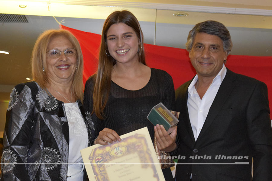 Teresa Romairone recibe su galardón Ugarit 2018 en la categoría Revelación Joven, de manos de Alejandro Ayub y Ana María Ganem