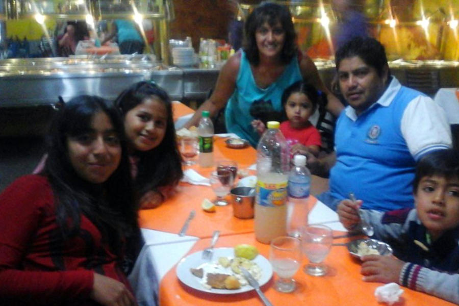 Javier junto a su familia. De izq a derecha: Amira,Nashira, María Ángel, Shamina, Javier y Sharif.