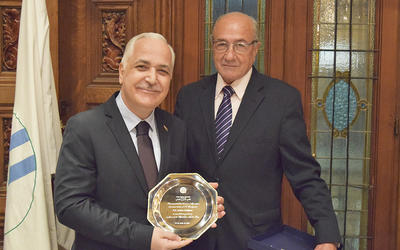 Embajador de la República Árabe Siria en Argentina, Maher Mahfouz, recibiendo un plato recordatorio ornamental por parte del presidente del CSLBA, Yaoudat Brahim. Foto: Diario Sirio Libanés. Embajador de la República Árabe Siria en Argentina, Maher Mahfouz, recibiendo un plato recordatorio ornamental por parte del presidente del CSLBA, Yaoudat Brahim. Foto: Diario Sirio Libanés.