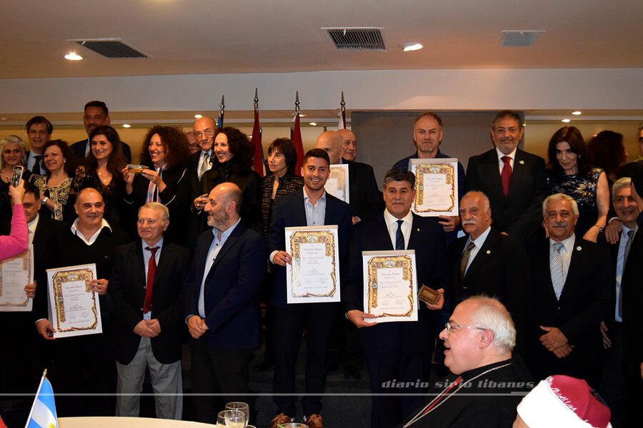 Galardonados Ugarit 2023 junto a los directivos del Club Sirio Libanés de Bs. As.