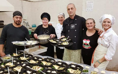 El equipo en la Fiesta Nacional de Colectividades donde prepararon más mil porciones de shawarma por noche (Foto: LaCapital) El equipo en la Fiesta Nacional de Colectividades donde prepararon más mil porciones de shawarma por noche (Foto: LaCapital)