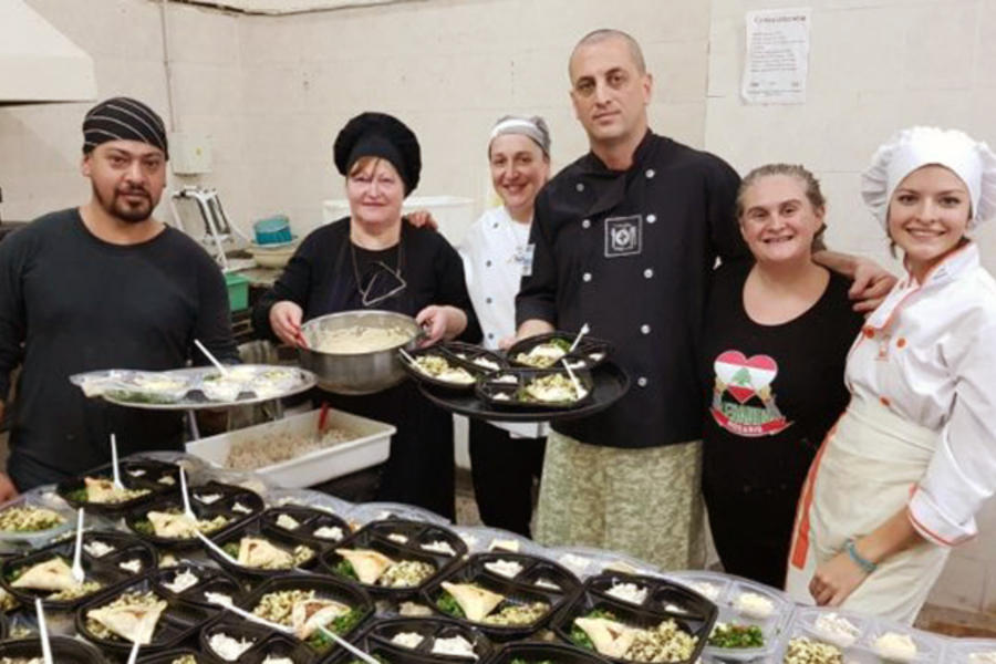 El equipo en la Fiesta Nacional de Colectividades donde prepararon más mil porciones de shawarma por noche (Foto: LaCapital) 