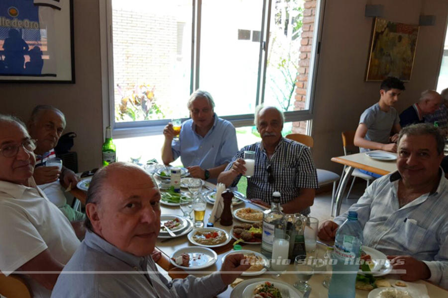 Aouni Kaaki y Georges Bachir comparten el almuerzo con el Embajador Antonio Andary, Adib Attie, Jorge Haddad, y Yaoudat Brahim