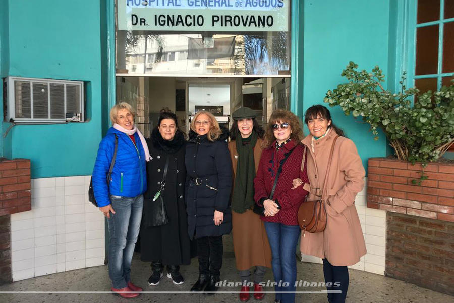 Directivas de la Comisión de Damas del CSLBA frente al Hospital Dr. Ignacio Pirovano