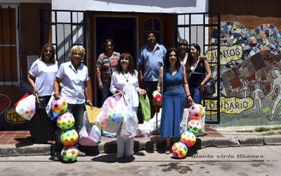 Los juguetes llegan a destino. Marta Gómez recibe a las directivas del CSLBA junto a Paola Pereyra de la Comuna 12 (GCBA) Los juguetes llegan a destino. Marta Gómez recibe a las directivas del CSLBA junto a Paola Pereyra de la Comuna 12 (GCBA)