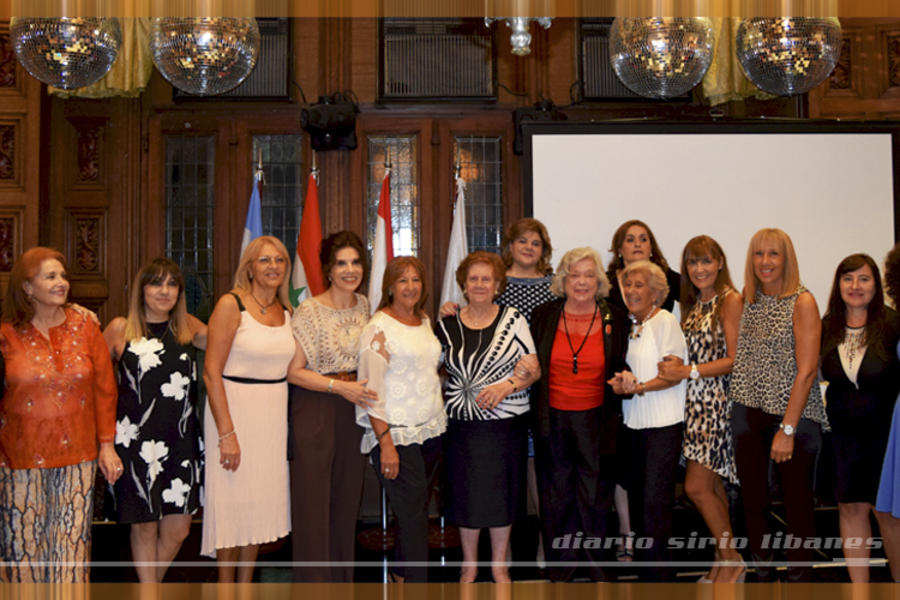 Las homenajeadas, Salma Elgassi de Esper y Perla Gallardo, junto a la Comisión de Damas del Club Sirio Libanés de Bs. As. (CSLBA).
