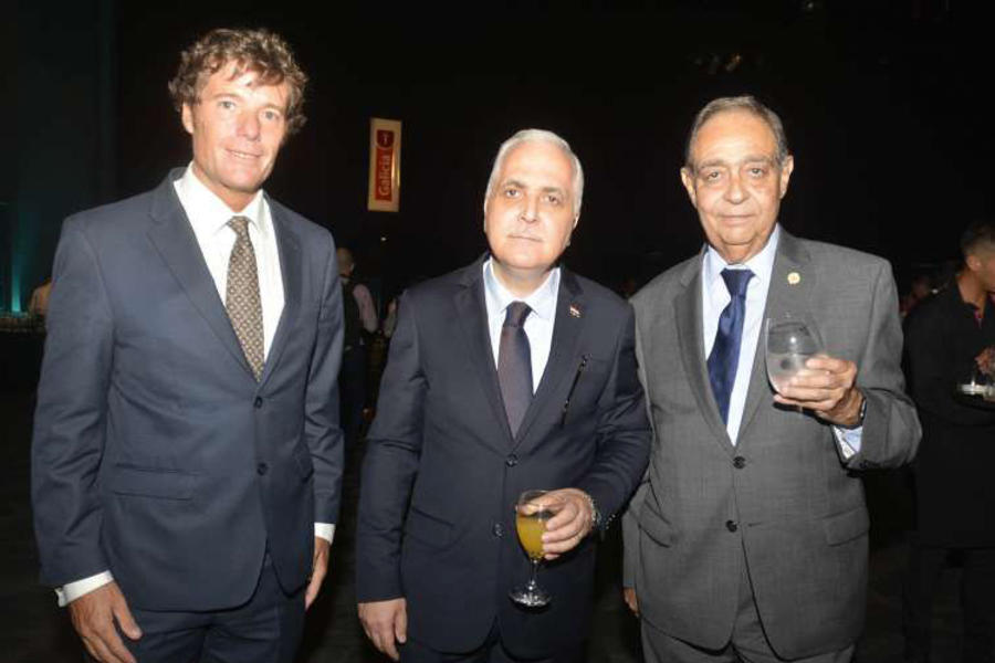 Mustafá Saada (derecha) junto al Embajador de Siria Maher Mahfouz (centro) y el Cónsul Honorario de Portugal en Mendoza Juan Schiappa (izquierda) durante un evento de la Fiesta Nacional de la Vendimia. Marzo, 2020. |  (Foto: Nicolás Ríos / Los Andes)
