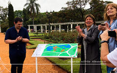 Martín Cantera, presidente de la Comuna 14, y Alicia Daher, presidenta de la Fundación Nínawa Daher, presentan el plano háptico en el Rosedal de Palermo. Foto: Diario Sirio Libanés.