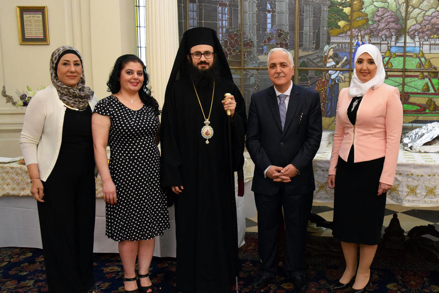 Monseñor Santiago El Khoury es recibido por el Jefe de Misión de la Embajada de la República Árabe Siria, Maher Mahfouz, su Sra. esposa y miembros del cuerpo diplomático