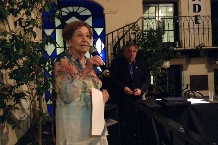 Marta de París, recibiendo el Diploma de Honor a la Trayectoria Literaria