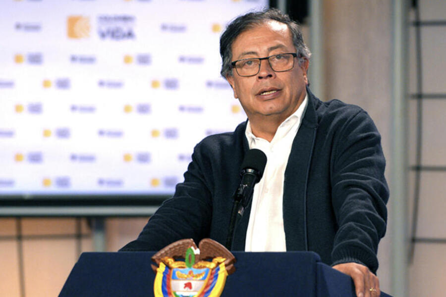 Gustavo Petro hablando durante un programa de televisión oficial en Bogotá. Foto: AFP.