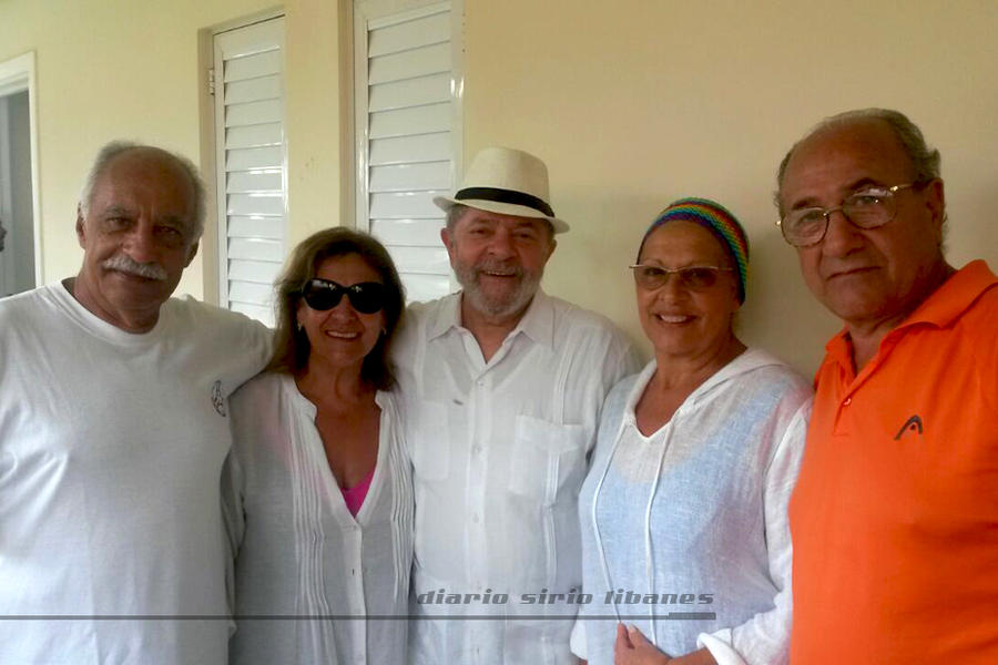Luiz Inácio Lula da Silva (centro), junto a Adib Attie y sra (izq.) y Yaoudat Brahim y sra. (der.).